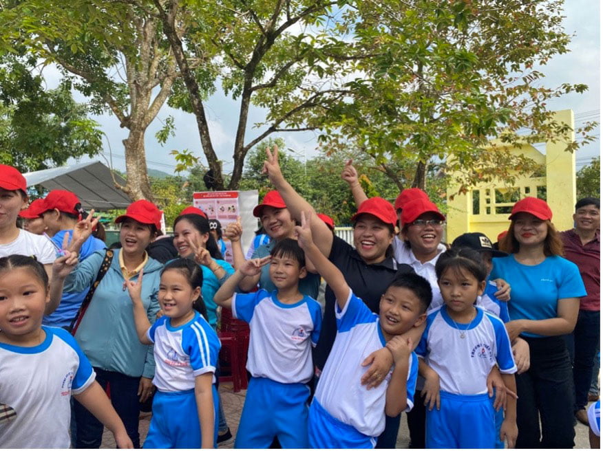 Cha mẹ cùng các con hưởng ứng tham gia Ngày hội HTQC tại trường Tiểu học thị trấn Di Lăng số 1, Quảng Ngãi.