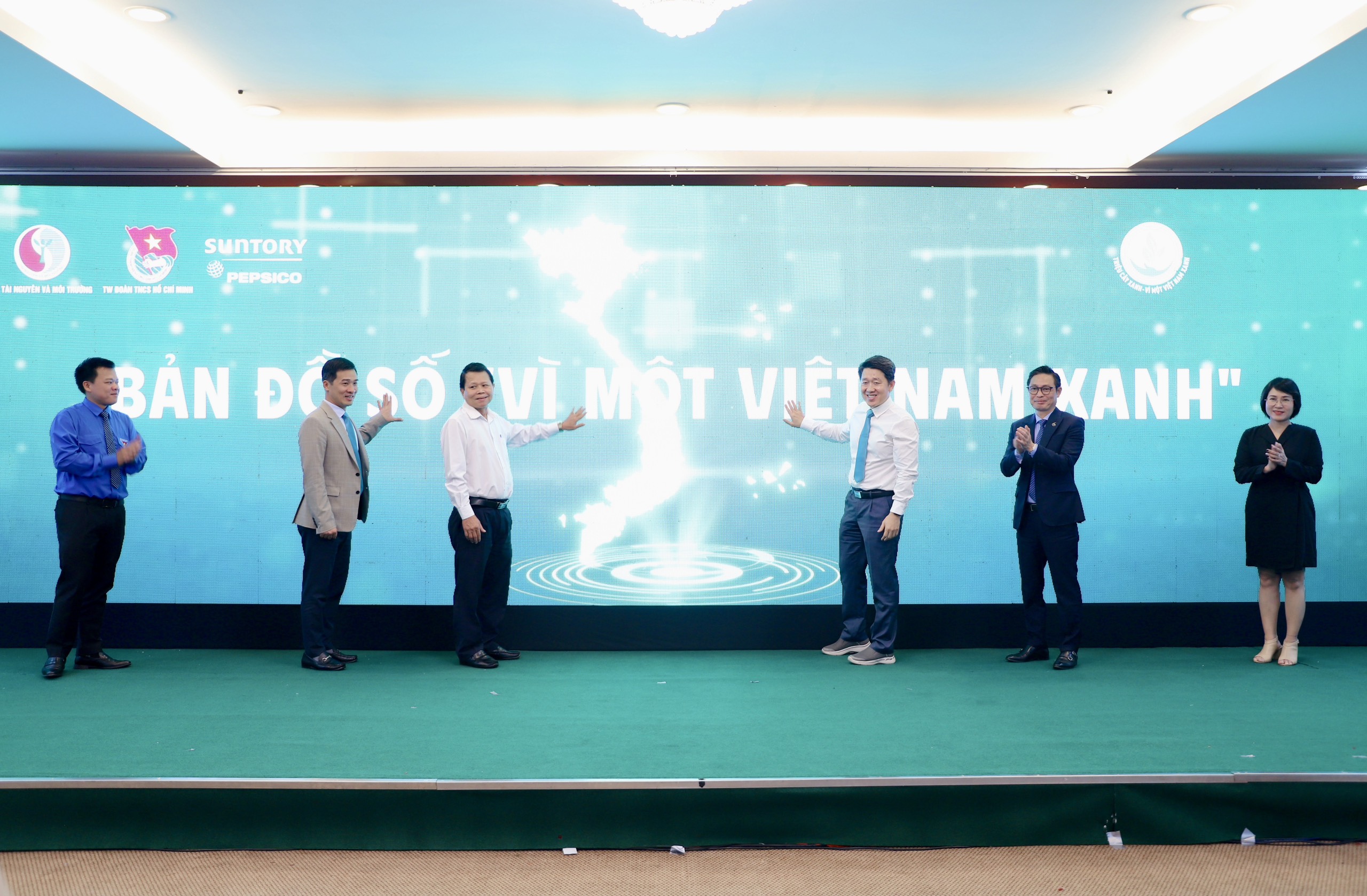 Các đại biểu cùng tham gia nhấn nút khởi động bản đồ số “Vì một Việt Nam xanh”