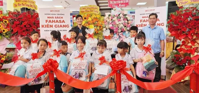 Nhà sách FAHASA ở Kiên Giang khai trương, trao 30 phần quà cho trẻ em khó khăn