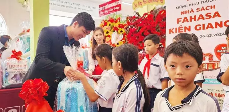 Nhà sách FAHASA ở Kiên Giang khai trương, trao 30 phần quà cho trẻ em khó khăn